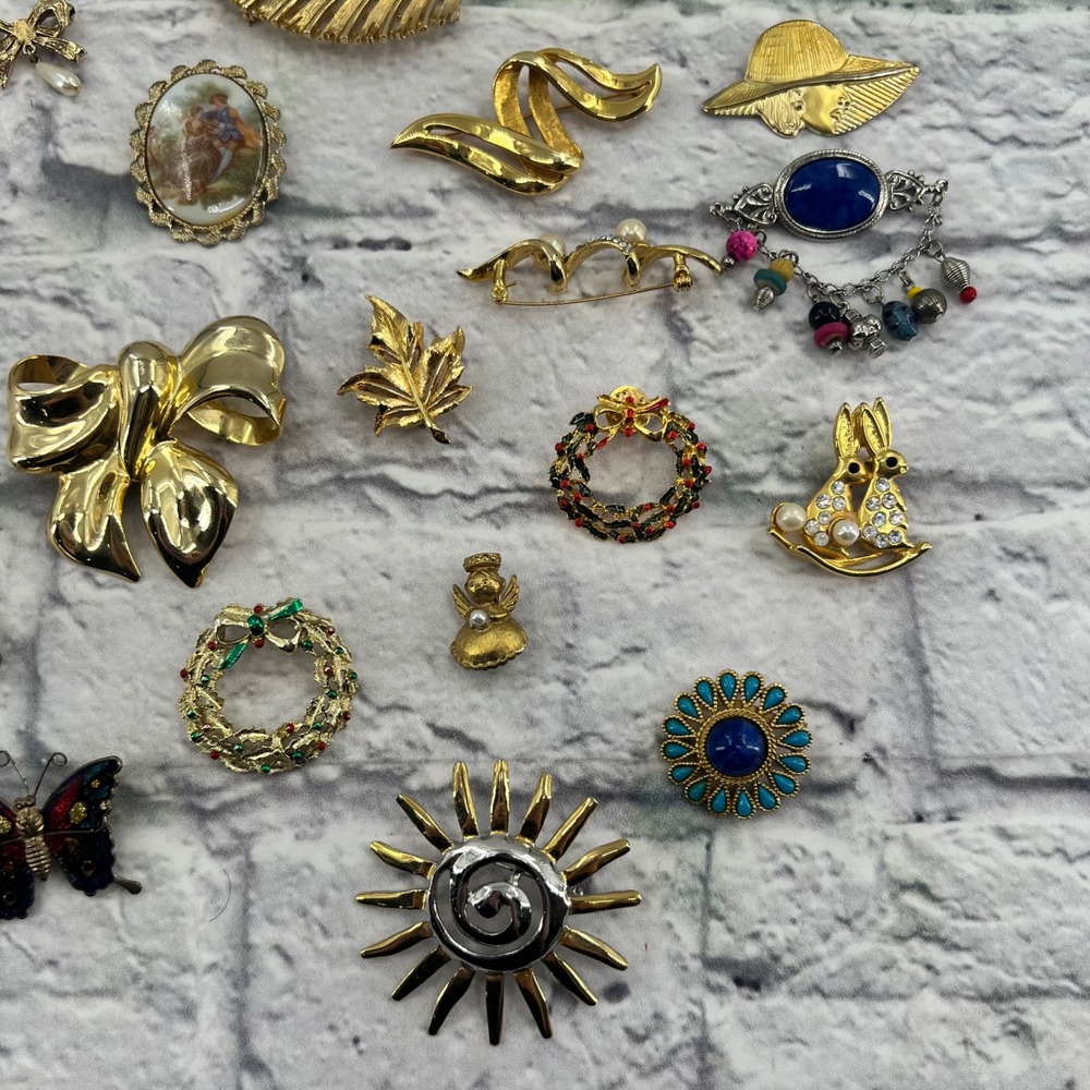 30 Assorted Vintage Pins Brooches Lot Gold Tone Rhinestone Pearl Enamel Floral - Picture 3 of 9
